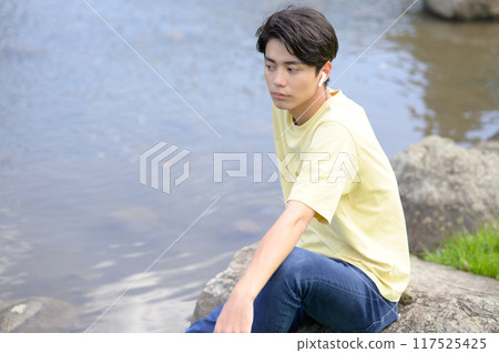夏天,年輕人在水邊納涼聽音樂 夏天,年輕人在水邊納涼聽音樂 117525425