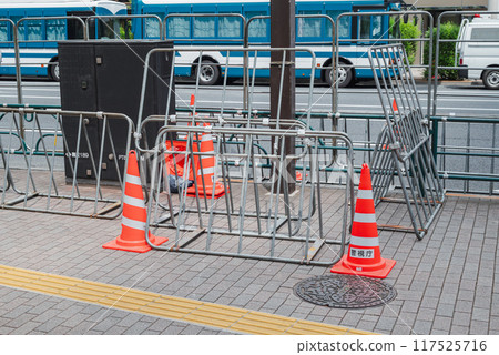 東京警視廳：路障與運兵車 117525716
