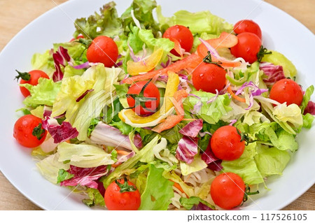Plenty of vegetable salad, salad bowl, and green and yellow vegetables such as lettuce and tomatoes. Plenty of vegetable salad, salad bowl, and green and yellow vegetables such as lettuce and tomatoes. 117526105