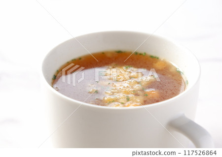 Hot onion consommé soup 117526864