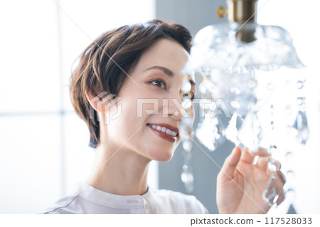 協調室內裝潢的中年婦女 117528033