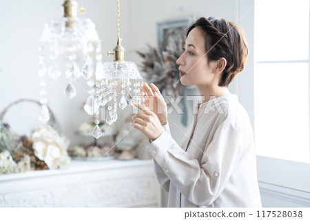 協調室內裝潢的中年婦女 117528038