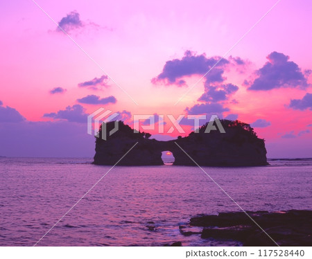 「國家指定名勝」圓月島和進入海蝕洞穴的日落 117528440