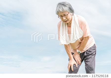 Elderly/senior woman hurting her knee while exercising (joint pain/knee joint) Elderly/senior woman hurting her knee while exercising (joint pain/knee joint) 117529118