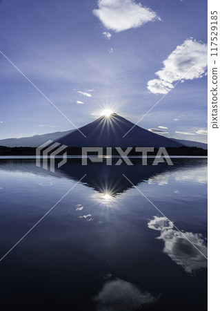 Mt. Fuji reflected in Lake Tanuki at dawn and clouds floating in the sky 117529185