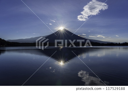 Mt. Fuji reflected in Lake Tanuki at dawn and clouds floating in the sky 117529188