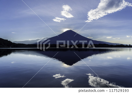 黎明時分，富士山映照在狸湖中，天空中漂浮著雲朵 117529193