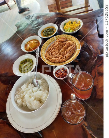 berbagai macam makanan penutup Minang di pasaran 117529558