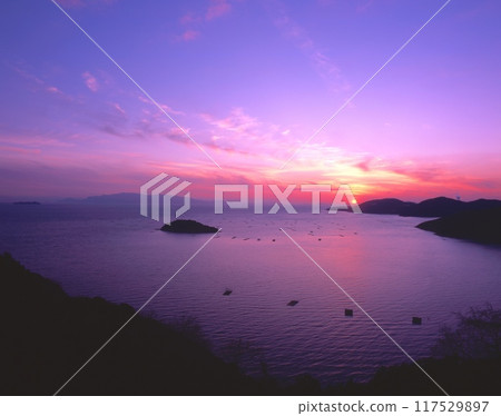 赤穗岬、葛島（俗稱歐旺）、牡蠣養殖筏、萬葉岬的夕陽 / “日本夕陽百選” 117529897