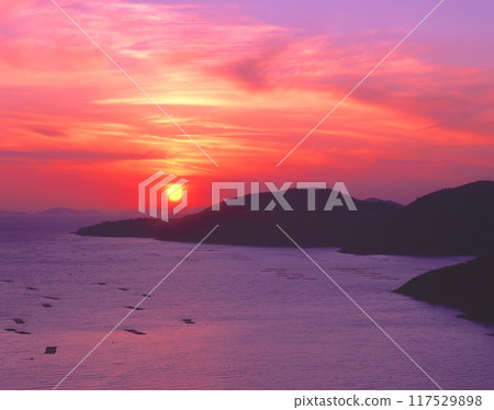 赤穗岬、葛島(俗稱歐旺)、牡蠣養殖筏、萬葉岬的夕陽 / “日本夕陽百選” 赤穗岬、葛島(俗稱歐旺)、牡蠣養殖筏、萬葉岬的夕陽 / “日本夕陽百選” 117529898