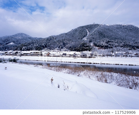 Castle in the Sky "Takeda Castle Ruins" and the snowy scenery of Takeda Castle Town / From the Maruyama River riverbed / One of Japan's 100 Great Castles / Nationally Designated Historic Site 117529906