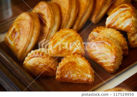 麵包店裡排隊的餡餅和丹麥菜 117529950