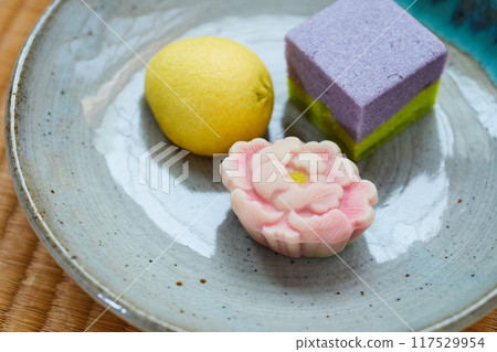 三款優雅美麗的日式點心 117529954