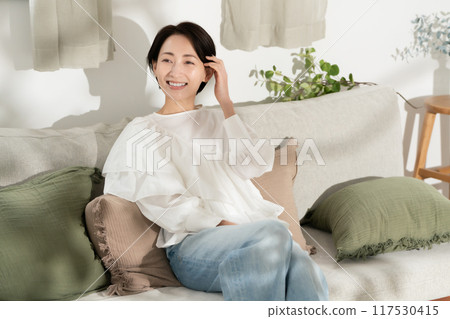 Woman Sunshine Relaxing Woman Sunshine Relaxing 117530415