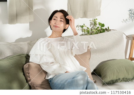 Woman Sunshine Relaxing 117530416
