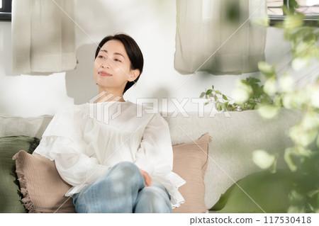 Woman Sunshine Relaxing Woman Sunshine Relaxing 117530418