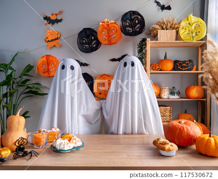 Children dressed up as cute ghosts (Halloween, party, pumpkin, cooking, sweets) 117530672