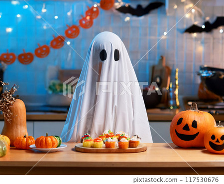 一個穿著可愛幽靈服裝的孩子(萬聖節、派對、南瓜、烹飪、糖果) 一個穿著可愛幽靈服裝的孩子(萬聖節、派對、南瓜、烹飪、糖果) 117530676