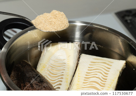 帶皮竹筍去苦味-添加米糠去澀味 帶皮竹筍去苦味-添加米糠去澀味 117530677