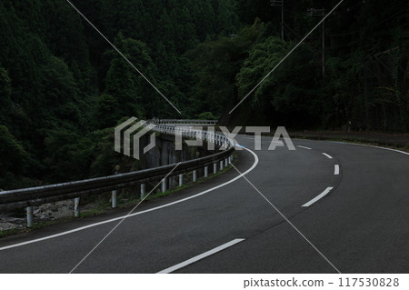 A new road in the mountains. 117530828