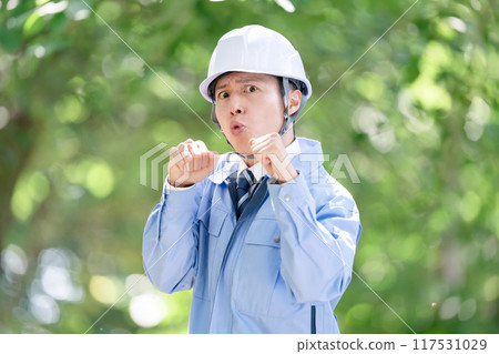 穿著工作服戰鬥姿勢的男人 117531029