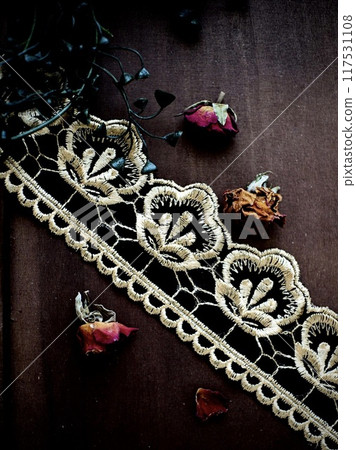 印度刺繡絲帶和別緻的乾燥玫瑰花 印度刺繡絲帶和別緻的乾燥玫瑰花 117531108