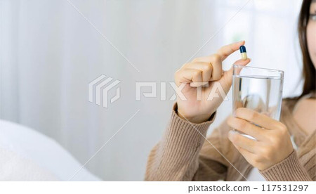 一名婦女服用藥物/補充劑的圖片 117531297