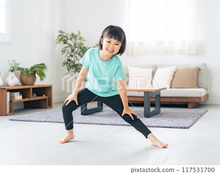 在房間裡運動的女孩 117531700