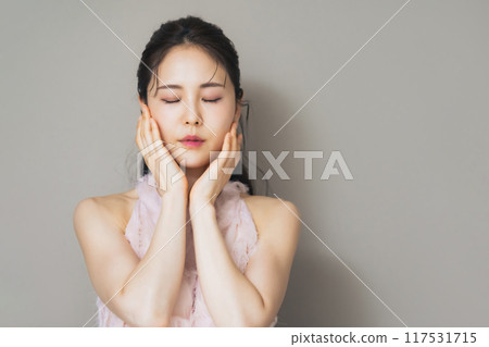 Women's fashion portrait Women's fashion portrait 117531715