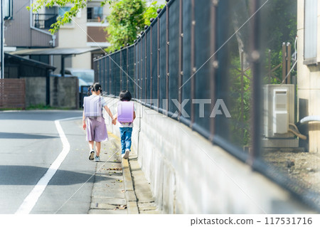 兩個女孩走在上學的路上 兩個女孩走在上學的路上 117531716
