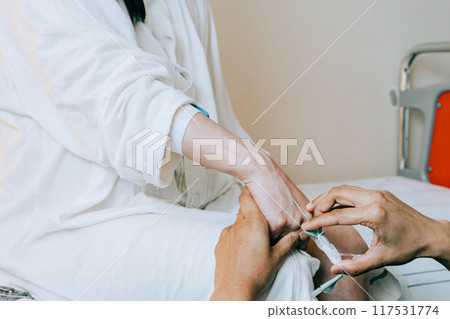 Scene of a medical worker giving an intravenous injection 117531774