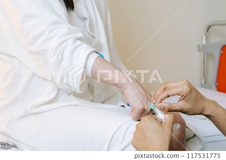 Scene of a medical worker giving an intravenous injection 117531775