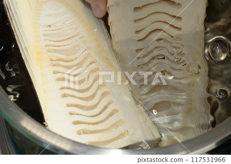Removing the bitterness from bamboo shoots 117531966
