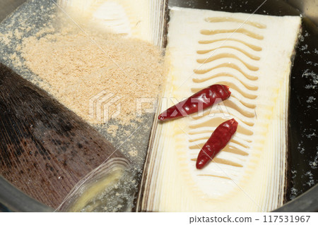 Remove the bitterness from bamboo shoots - add rice bran and chili pepper and boil 117531967