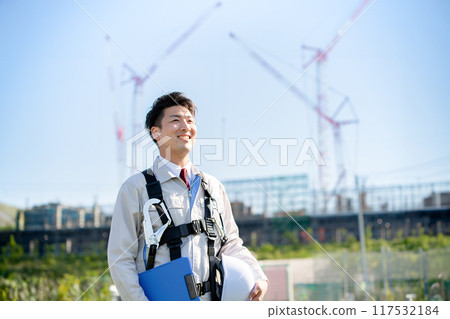 站在建築工地的男子，全副武裝 117532184