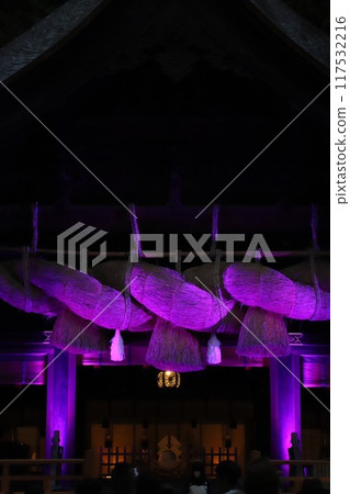 長野：諏訪大社下社秋宮的神樂堂在夏季朝聖期間夜間照明 117532216