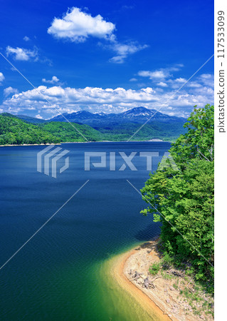 View of Mount Daisetsu from Lake Chubetu in early summer in Biei, Hokkaido 117533099