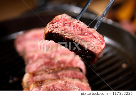牛排 烤肉 烤麵包 牛排 烤肉 烤麵包 117533225