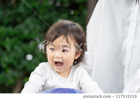女孩在玩公園遊樂設備 117533319