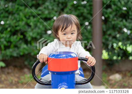 女孩在玩公園遊樂設備 117533326
