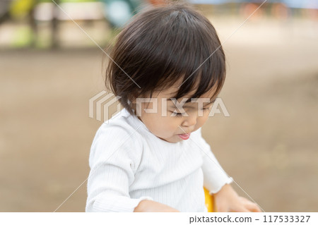 女孩在玩公園遊樂設備 117533327