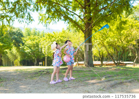 一個女孩在公園玩昆蟲 一個女孩在公園玩昆蟲 117535736