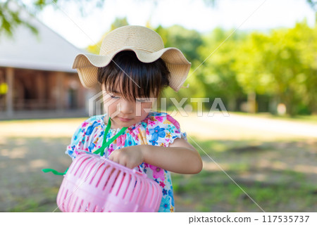 一個女孩在公園玩昆蟲 一個女孩在公園玩昆蟲 117535737