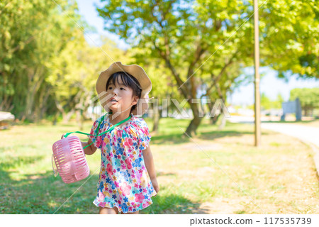 一個女孩在公園玩昆蟲 117535739