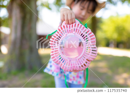 一個女孩在公園玩昆蟲 117535740