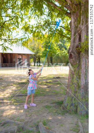 一個女孩在公園玩昆蟲 117535742