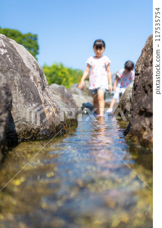 一個女孩在公園裡玩水 一個女孩在公園裡玩水 117535754