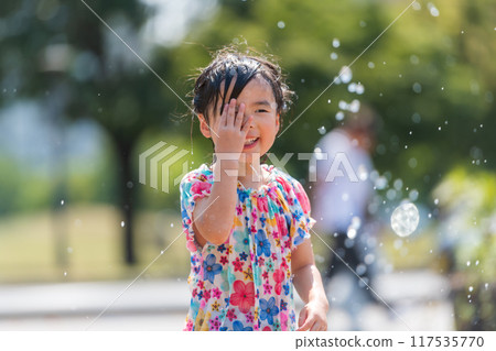 夏日廣場噴泉玩耍的女孩 夏日廣場噴泉玩耍的女孩 117535770
