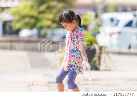 夏日廣場噴泉玩耍的女孩 117535777