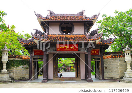 在越南一座佛寺門口打盹 在越南一座佛寺門口打盹 117536469
